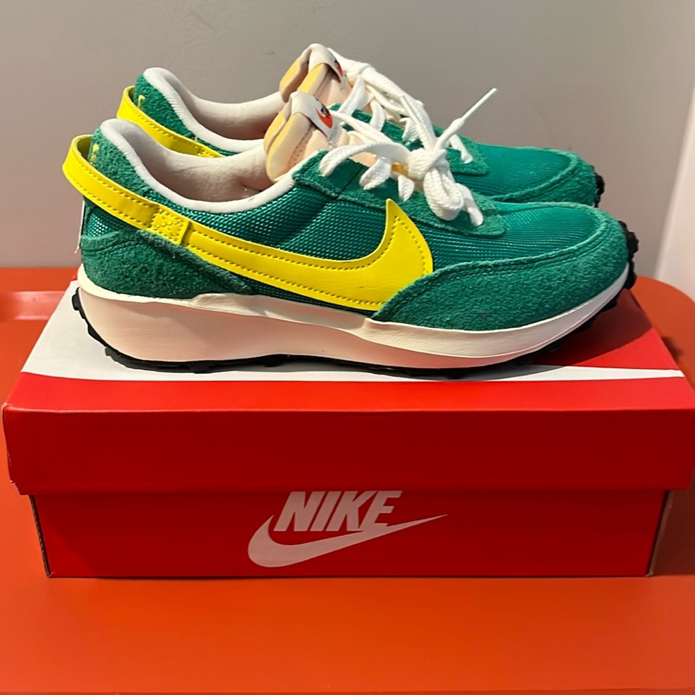 Nike womens Waffle Debut Vintage 7.5